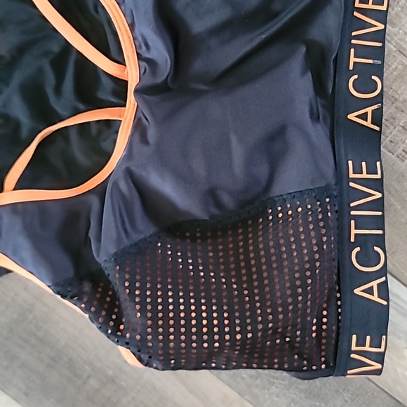 Under Armour sports bra - Picture 2 of 3